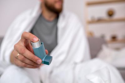 Fakta atau Mitos: Inhaler Pas Puasa Batalin Puasa Nggak Sih?