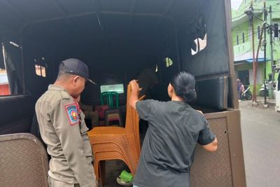 Buka Kepagian, Kursi hingga Piring Rumah Makan di Kota Gorontalo Disita Satpol PP