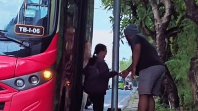 Cinta Sederhana yang Bikin Haru, Suami Setia Tunggu Istri Tunanetra Turun dari Bus