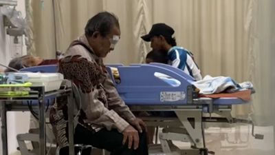 Walau Sama-sama Sakit, Bapak Ini Tetap Setia Dampingi Istri di Rumah Sakit Sambil Salat dan Berdoa
