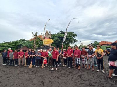 Arya Wibawa Pimpin Aksi Bersih Serentak di Pantai Biaung, Gerakan Tak Boleh Sekadar Seremonial