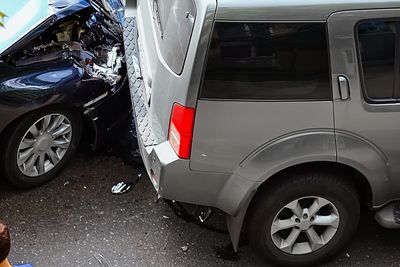 Lakalantas, Truk Kontainer Miring Robohkan Lampu Jalan.