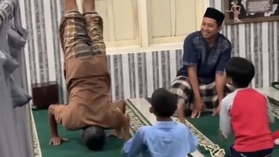 Aksi Tak Terduga Seusai Salat Tarawih, Bapak dan Bocil Gen Alpha Unjuk Gaya di Halaman Masjid