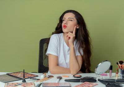 Panduan Memilih Bedak Sesuai Jenis Kulit dan Aktivitas, Makeup Dijamin Gak Dempul!
