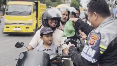 Polri Yang Humanis, BM Satlantas Polres Purwakarta Bagikan Takjil Ke Masyarakat