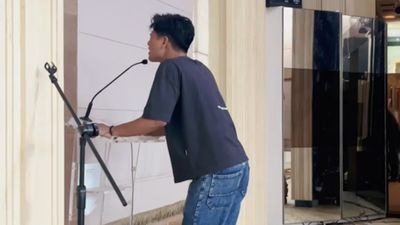 Tes Mic Jelang Acara, Tilawah Cowok Ini Bikin Warganet Ikut Terkesima dengan Suara Merdunya