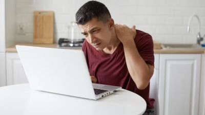Cara Efektif Mengatasi Nyeri Bahu karena Duduk Terlalu Lama