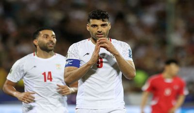 Timnas Iran Protes Serangan Mematikan ke Sekolah, Kenakan Ban Hitam dan Bawa Tas di Laga Lawan Nigeria