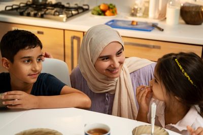6 Cara Seru Mengenalkan Puasa Ramadan ke Anak Sejak Dini