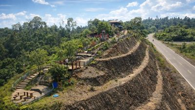 Puncak Kawinet, Negeri di Atas Awan dengan Panorama Teluk Weda yang Memukau