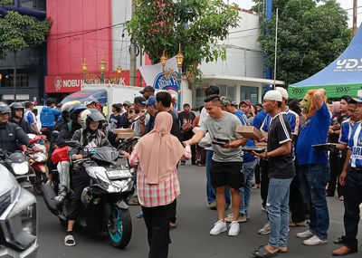 YDSF Malang dan Aremania Tebar 1.200 Paket Iftar di Kayutangan Heritage
