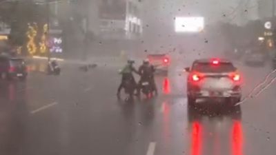 Viral di TikTok, Dua Ojol Saling Berpegangan Hadapi Hujan Badai di Surabaya