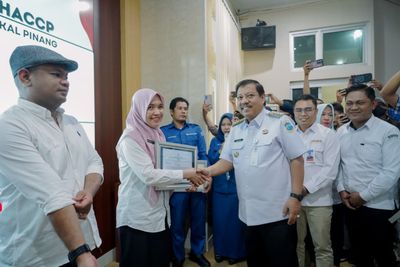 Wali Kota Pangkalpinang Prof Udin Serahkan Sertifikat HACCP, Sembilan Pelaku UMKM Naik Kelas, Targetkan Tembus Pasar Global