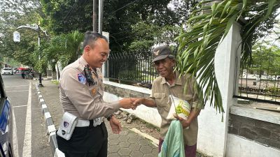 Di Sela Patroli, Satlantas Polres Purwakarta Berbagi Beras untuk Masyarakat Membutuhkan