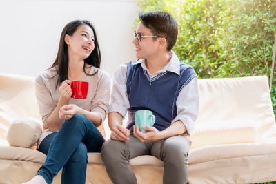 7 Cara Mendukung Pasangan yang Burnout karena Pekerjaan, Biar Hubungan Tetap Harmonis