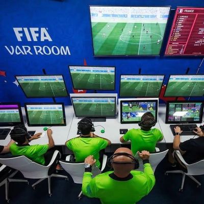 Masa Depan Lapangan Hijau: Evolusi dari VAR hingga Sensor Bola Berbasis IoT