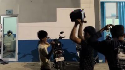 Aksi Bangunin Sahur Pakai Lagu MBG di Depan SPPG Viral, Netizen: Ini Niat atau Nekat?