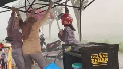Aksi Heroik Tiga Perempuan Pedagang Kebab Tahan Tenda Saat Angin Kencang