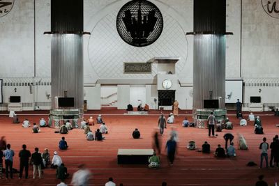 Bukan Sekedar Tinggal di Masjid: Makna, Cara, dan Manfaat Itikaf di Masjid