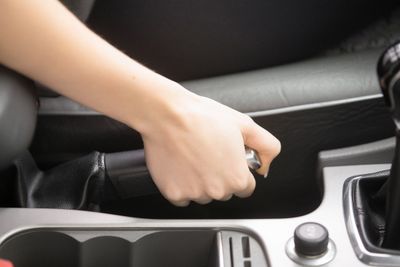 Penyebab Rem Tangan Mobil Keras dan Cara Mudah Mengatasinya!