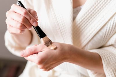 5 Cara Mengatasi Foundation yang Terlalu Terang, Biar Makeup Nggak Belang!