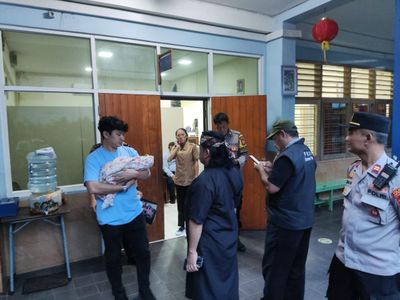 Miris! Bayi Dibuang Bareng Perlengkapannya di Area SD Tarakanita Jaksel, Polisi Turun Tangan