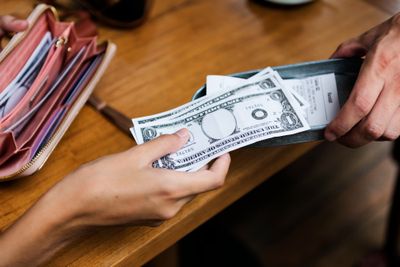 Panduan Menukar Uang di Money Changer agar Aman, Ini Syarat yang Perlu Disiapkan