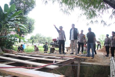 Kapolda Kaltara Turun Langsung Awasi Proyek Jembatan Pelajar di Gang Saromase
