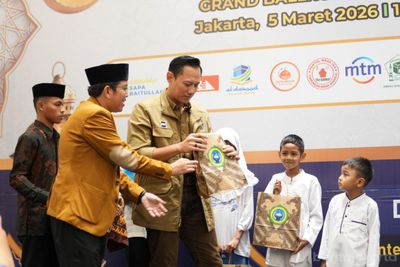 Menko AHY Salurkan Ribuan Paket Sembako untuk 1.600 Warga Cipayung Jakarta Timur di Ponpes Minhaajurrosyidiin