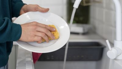 Metode Alami untuk Mengatasi Noda Membandel di Piring