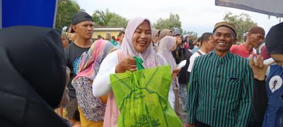 Jelang Lebaran, Pemdes Ponggok Salurkan Rp300 Juta untuk THR Sembako Warga dan Bansos Beasiswa