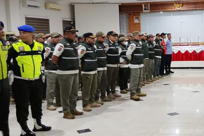 Razia Gabungan di Eks Lokalisasi Boker Ciracas, Jaring 10 PPKS dan Puluhan Botol Miras