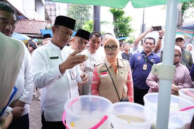 Sidak Takjil Ramadhan Pasar Rawamangun, Pemkot Jaktim Pastikan Makanan Aman Dikonsumsi