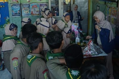 Serunya Belajar Sains! Mahasiswa ITS Ajak Siswa SD Belajar Kimia Lewat Simulasi Letusan Gunung Berapi