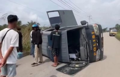 Mobil Tahanan Polres Bengkalis Kecelakaan di Dumai, Terguling Saat Bawa 14 Tahanan ke Lapas Bengkalis