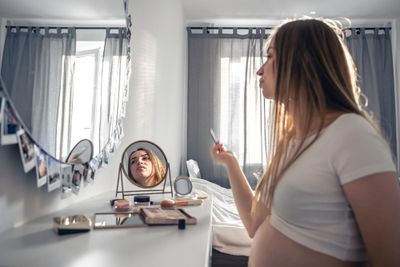 Tips Memilih Lipstik yang Aman untuk Ibu Hamil, Perhatikan Kandungannya