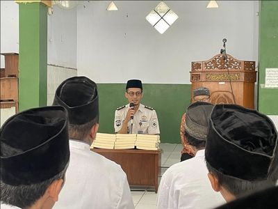 24 Wakaf Al-Qur an dari Yayasan Asysyamil Diserahkan Kepada Rutan Kelas IIA Pekalongan