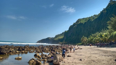 Pantai Menganti: Pesona Pantai Pasir Putih dengan Tebing Karst dan Jembatan Merah yang Instagramable