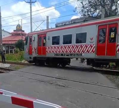 KRL Mogok Tepat di Perlintasan Selama Satu Jam, Arus Lalu Lintas Dialihkan