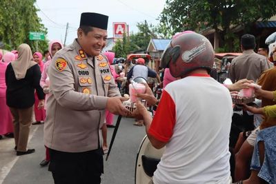 Polres Selayar Bagikan Ribuan Takjil untuk Warga, Kapolres Turun Langsung ke Jalan