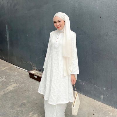 Tren Warna Baju Lebaran 2026: Mengenal Cloud Dancer yang Elegan dan Mewah