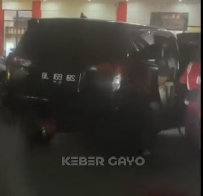 WADUH! Usai Berkoar-koar Minta Warga Jangan Panik, Kadis Sosial Malah Terciduk Beli Minyak Pakai Jerigen
