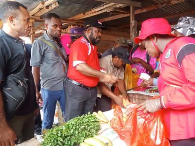 Bupati Mansel Ajak ASN Belanja di Pasar Tradisional