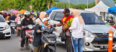 Wabup Kaimana Berbagi Takjil di Ramadan, Ajak Warga Perkuat Toleransi