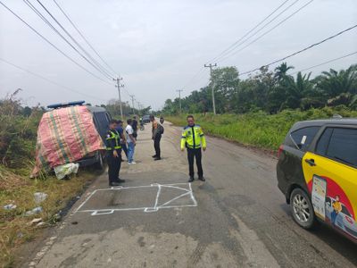 Mobil Tahanan Polsek Mandau Terguling di Pelintung Dumai, 14 Tahanan dan 3 Polisi Selamat