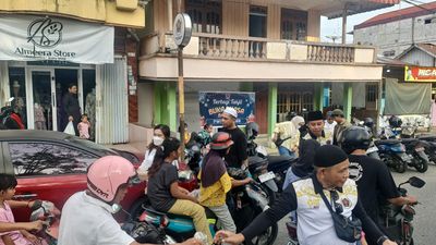 Berbagi Kebahagiaan Ramadan, Insan Pers Nunukan Turun ke Jalan Bagikan Takjil
