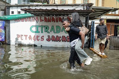 Banjir Jakarta Meluas, 115 RT dan 16 Ruas Jalan Tergenang hingga Minggu Sore