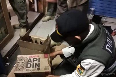 Jaga Ramadhan 1447 H Tetap Kondusif, Satpol PP Jaksel Sita Ratusan Botol Miras Ilegal di Dua Lokasi