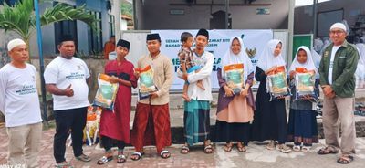 BAZNAS SBB Salurkan Zakat Fitrah di Desa Kamal dan Waihatu, Bantu Santri Yatim dan Lansia