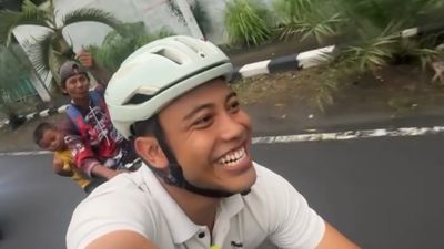 Belajar Kebahagiaan dari Ayah-Anak Pengendara Sepeda Ontel